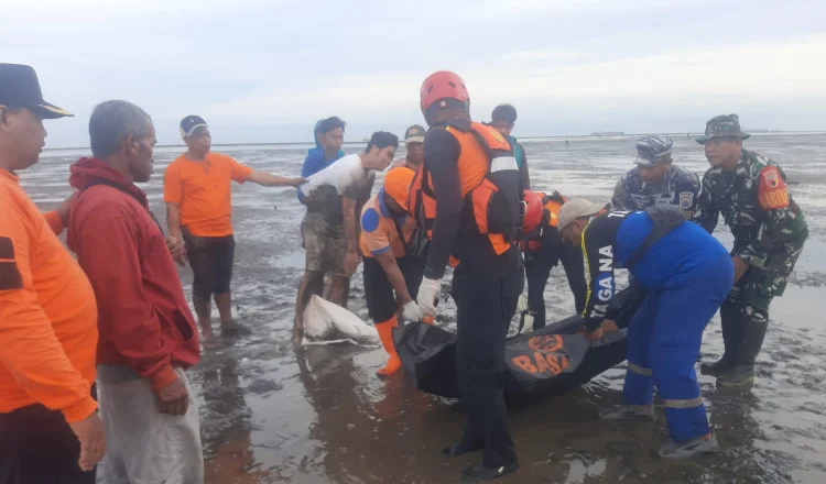 pembuhan Jasad Pria asal Banyuwangi Mengambang Di Pantai Banyuputih Situbondo